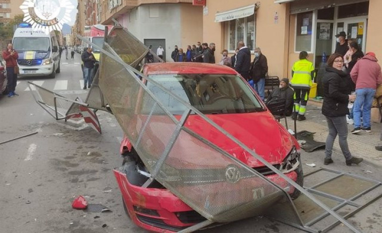 Un conductor pierde el control, arrolla una terraza y causa siete heridos