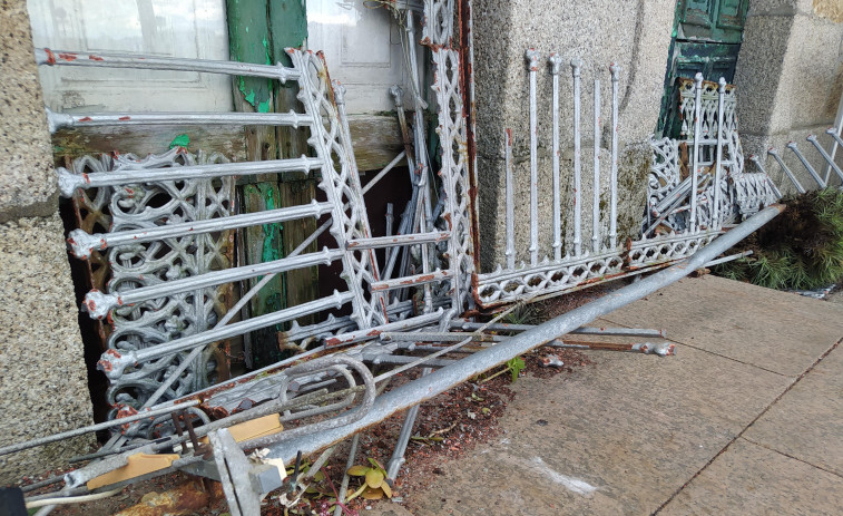 Parte de la balaustrada de una casa deshabitada del Malecón en Ribeira se desprende sin haber víctimas