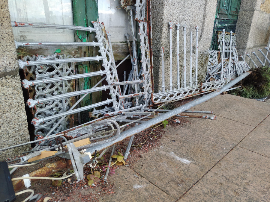 Parte de la balaustrada de una casa deshabitada del Malecón en Ribeira se desprende sin haber víctimas