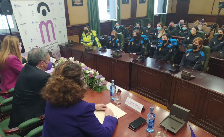 Ribeira homenajea a integrantes de las Policías Local y Nacional y de la Guardia Civil el Día de la Mujer
