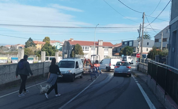 La deteriorada red de tuberías vuelve a dejar sin agua a los vecinos de O Grove