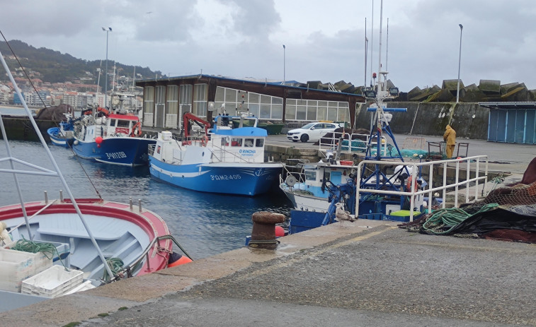 El precio del gasoil ahoga a la flota y obliga a amarrar los primeros barcos en Arousa