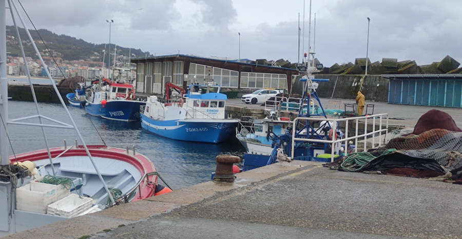 El precio del gasoil ahoga a la flota y obliga a amarrar los primeros barcos en Arousa