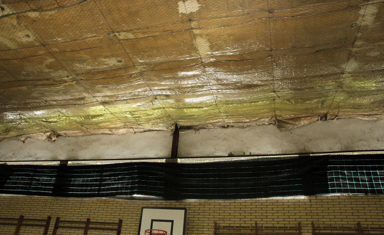 La ANPA del Arealonga reclama mejoras en el techo y en los baños del gimnasio del colegio