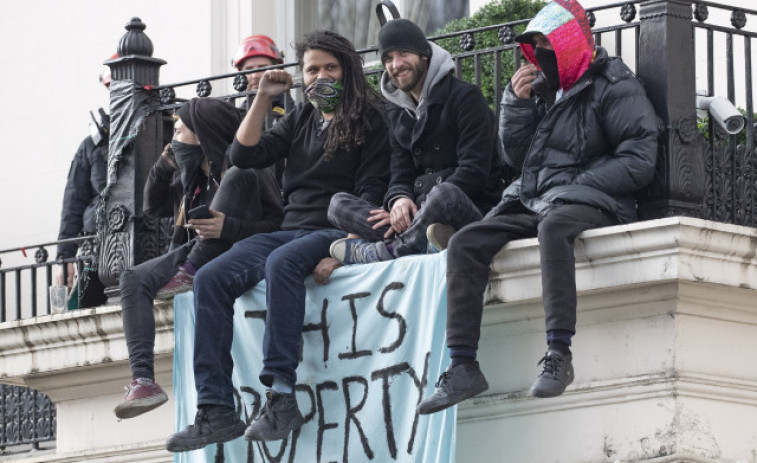 Un grupo de okupas toma la mansión de un magnate ruso en Londres como protesta