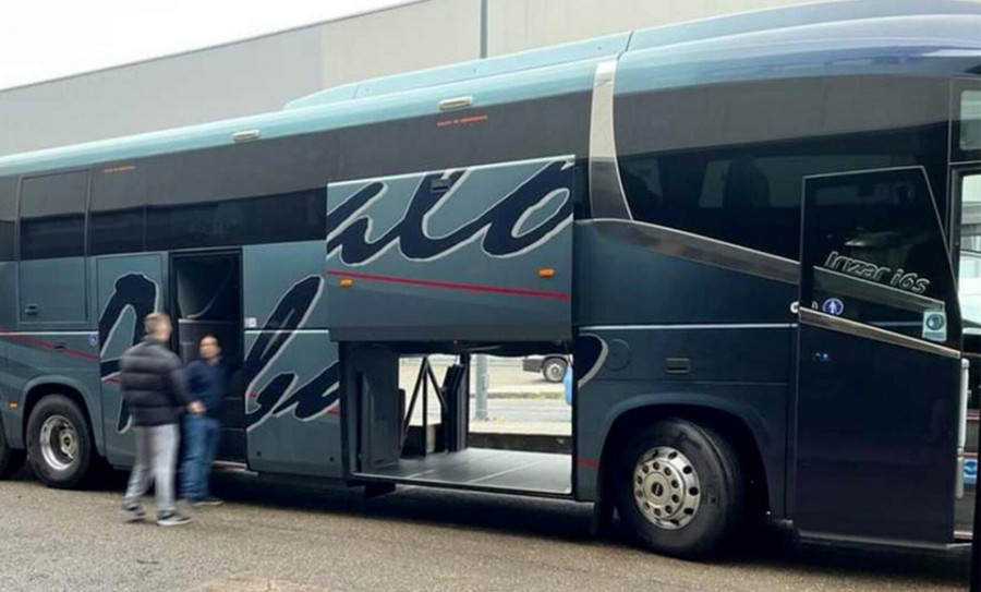 El autobús enviado a Ucrania llega a Vilagarcía con 31 personas refugiadas