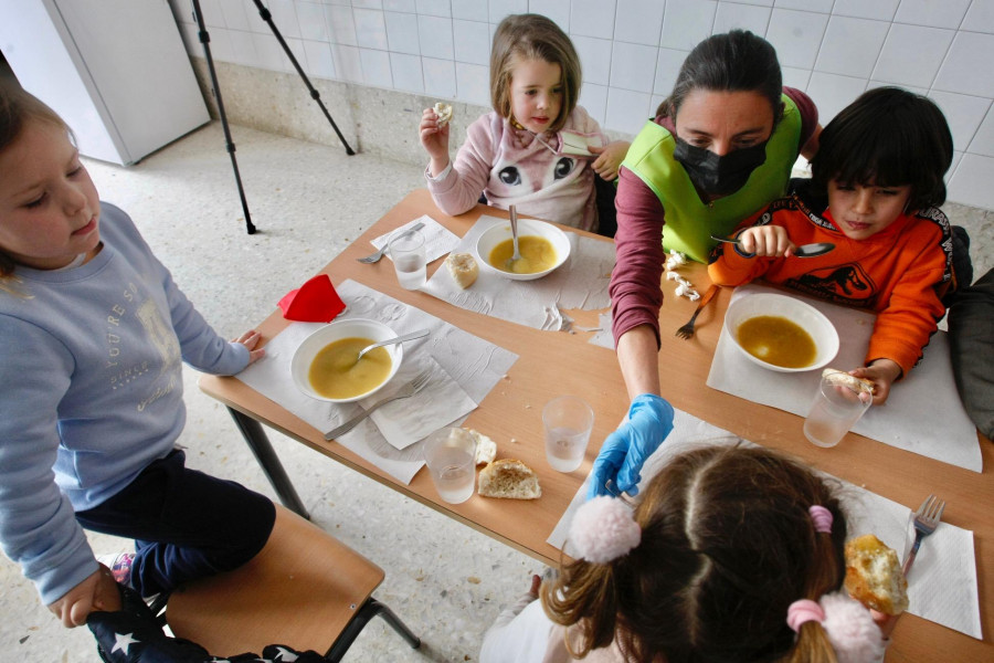 El colegio de Corvillón estrena un comedor escolar de 50 plazas con la aspiración de frenar la caída de alumnado