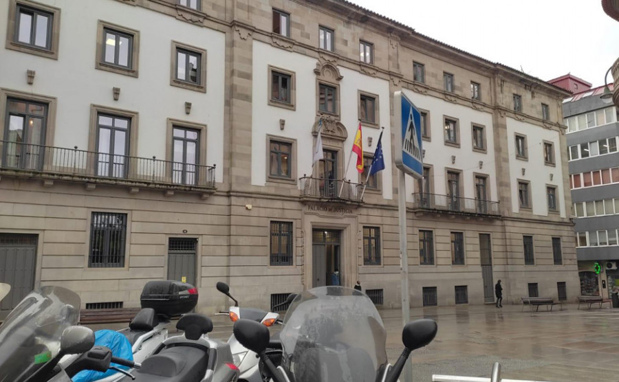 Piden ocho años de cárcel para un octogenario que clavó un cuchillo a su vecino en Vilanova