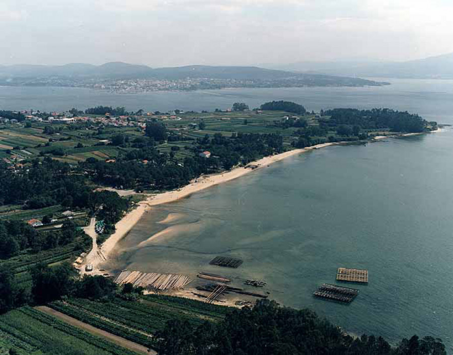 Eliminado un vertido contaminante en un regato que desemboca en la playa de Mañóns, en Boiro