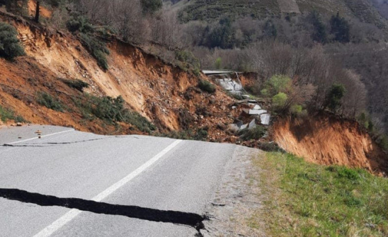 Se hunde un tramo de la carretera LU-651, que une Folgoso do Courel con Quiroga