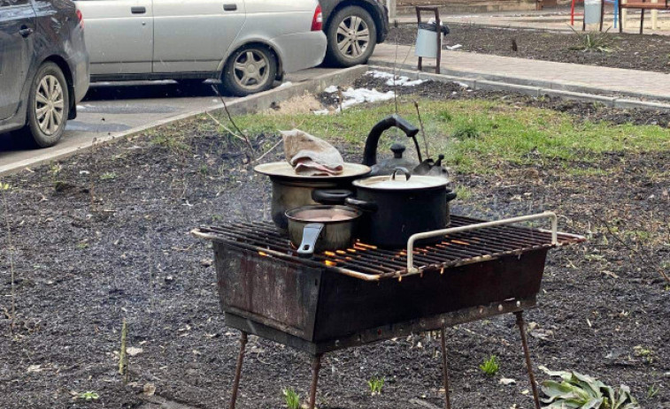 Beber agua de lluvia y comer palomas callejeras, la vida cercada de Mariúpol