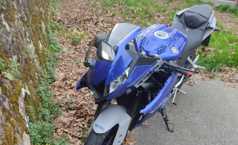 Herido un joven piloto al perder el control de su moto e impactar contra una furgoneta en A Pobra