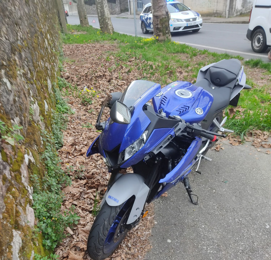 Herido un joven piloto al perder el control de su moto e impactar contra una furgoneta en A Pobra