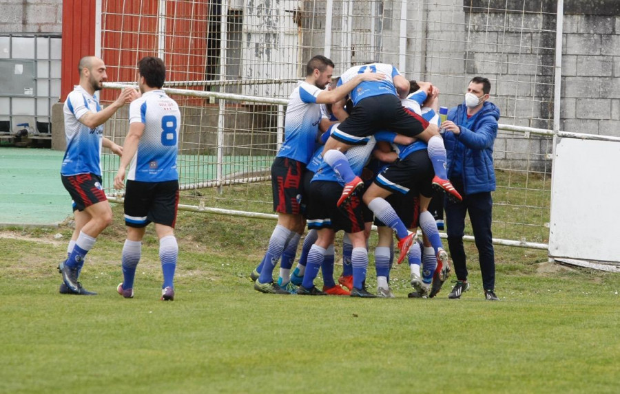 El Portonovo celebra en Burgáns su pase a la fase de ascenso