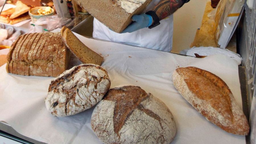 El presidente de los panaderos gallegos avisa de que solo hay harina “para días”