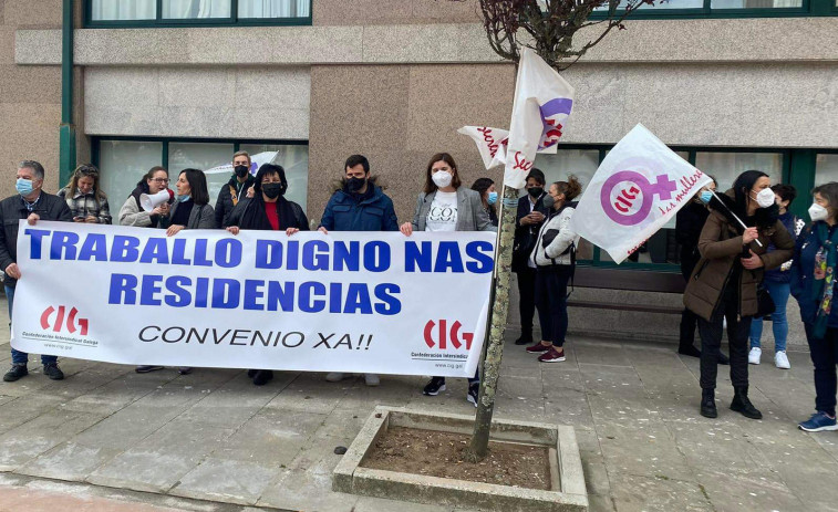 Trabajadoras del geriátrico de Ribeira reclaman evitar sobrecargas de trabajo para poder atender dignamente a los residentes