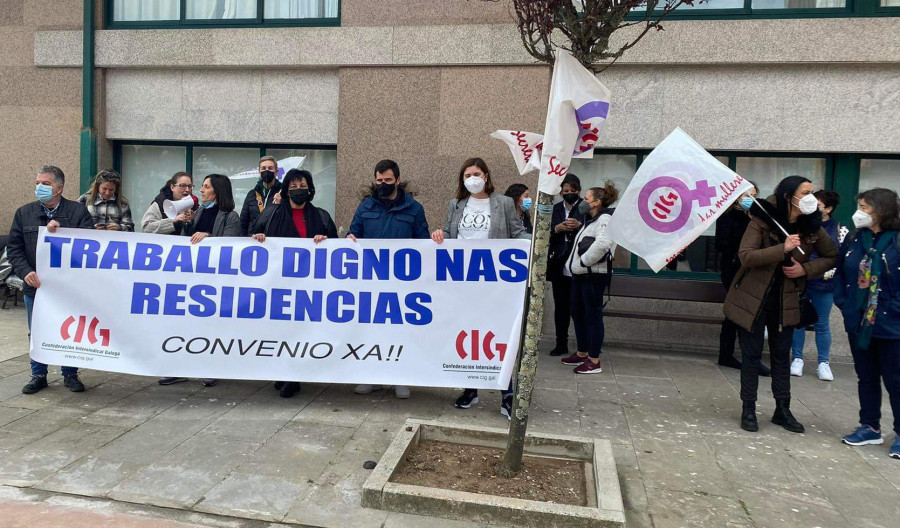 Trabajadoras del geriátrico de Ribeira reclaman evitar sobrecargas de trabajo para poder atender dignamente a los residentes