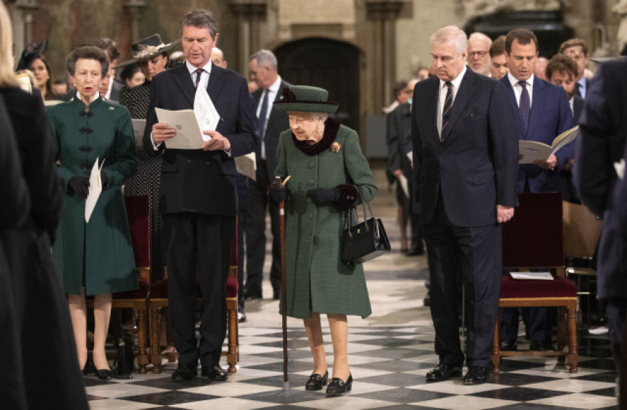 Isabel II exhibe su apoyo al príncipe Andrés en el homenaje al duque de Edimburgo