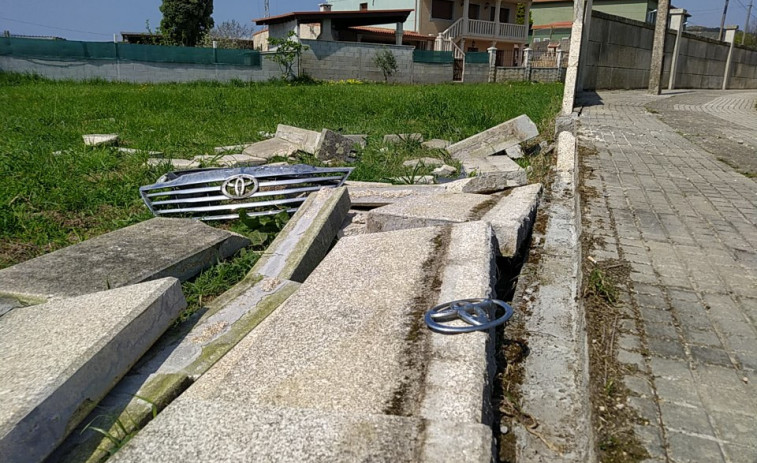 Un todoterreno, cuyo conductor dio positivo en alcohol, se sale de la vía y derriba un muro de una vivienda en Ribeira