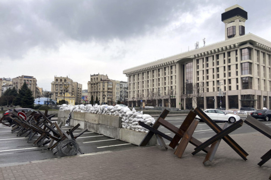 Kiev no baja la guardia pese a la promesa de Rusia de retirarse de la capital