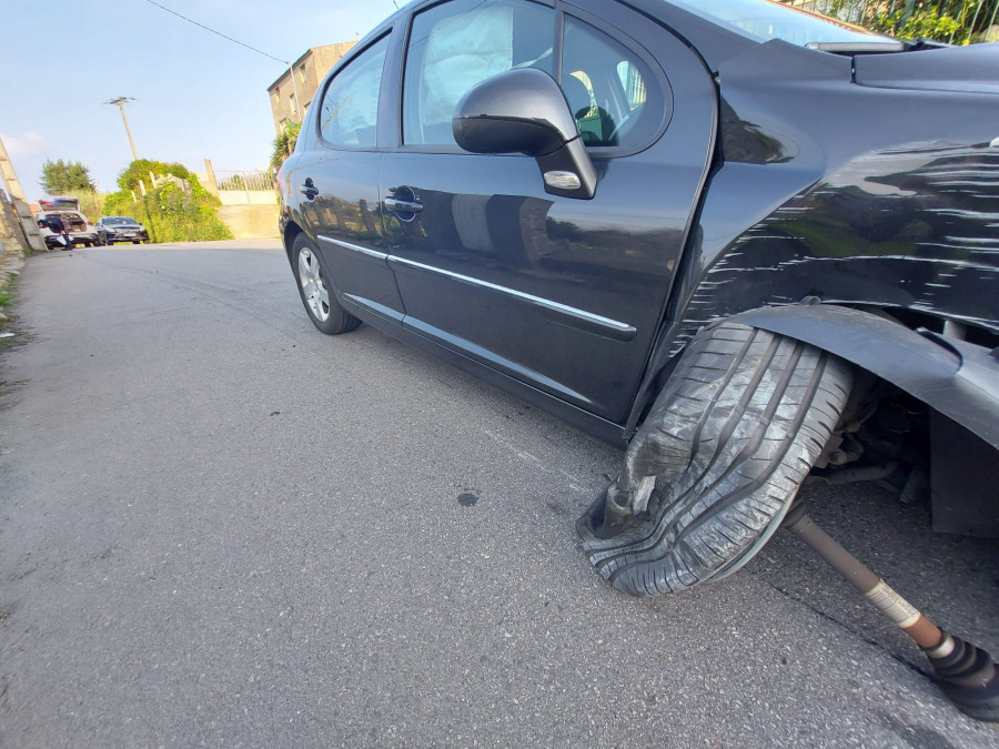 Un septuagenario de Ribeira triplicó la tasa de alcohol tras impactar su coche contra un poste de hormigón en Fafián