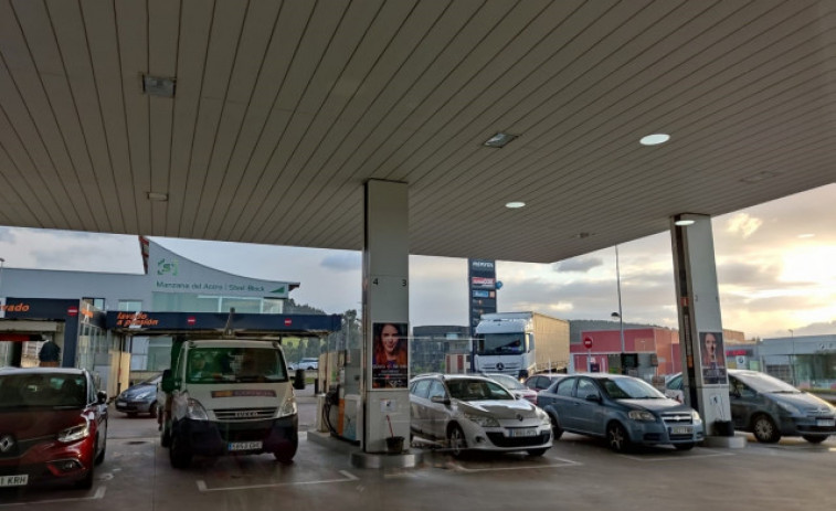 Colas y reclamaciones en las gasolineras a causa de la aplicación del descuento