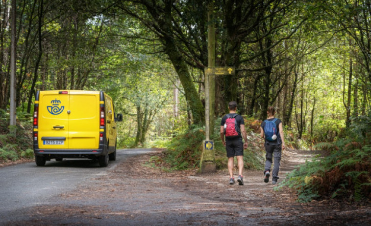 Los peregrinos del Camino de Santiago pueden usar desde este viernes el 'Paq Mochila' de Correos