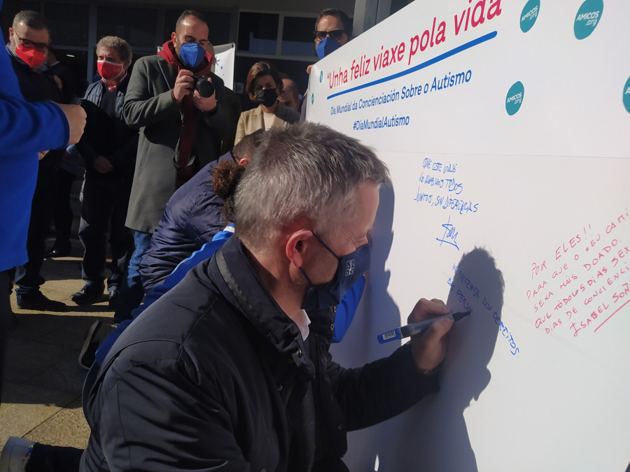 Amicos visibiliza en Ribeira las necesidades de las personas con trastornos del espectro autista