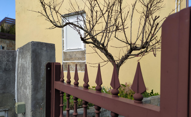 Rescatan a una mujer que quedó colgada boca abajo y de una pierna a la ventana de su casa en Bretal