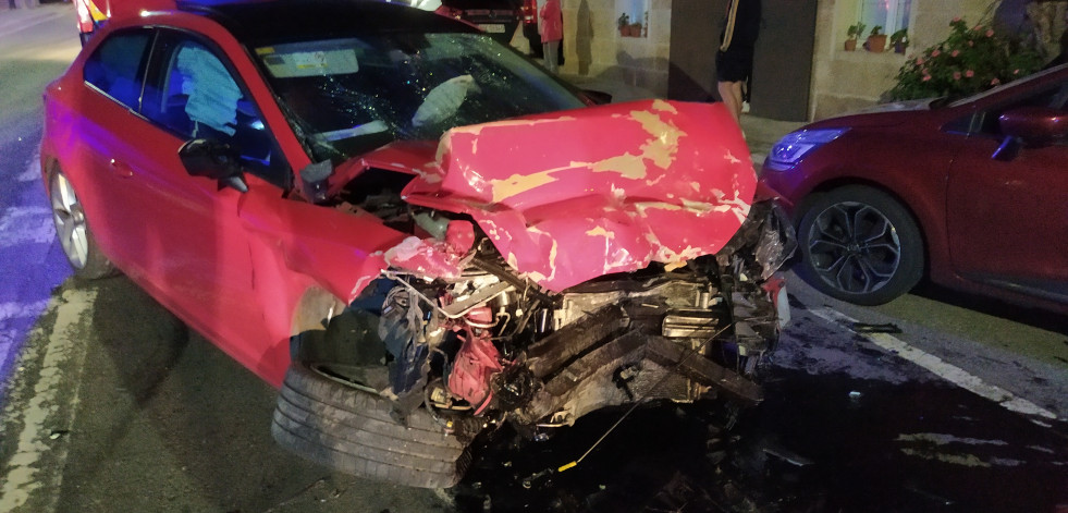 Un joven conductor resulta herido grave en una brutal colisión frontal entre un coche y un monovolumen en Oleiros