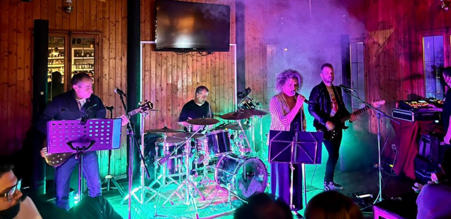 La banda de rock Márnama cautiva al público en su concierto de presentación en el restaurante Estrella del Mar en Boiro