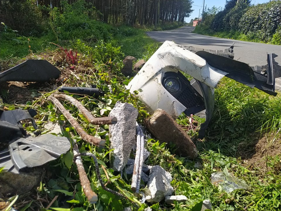Un conductor da positivo en alcohol en un accidente en el que derribó un poste del alumbrado público en Ribeira