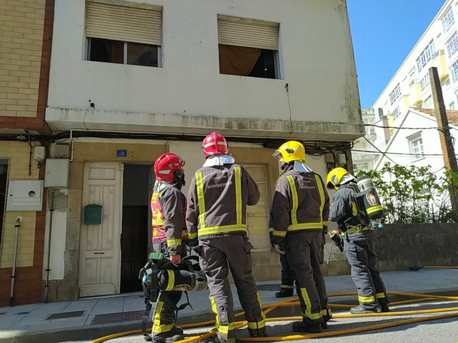 Evacuada una familia de su vivienda de la Avenida da Coruña en Ribeira a causa de un incendio
