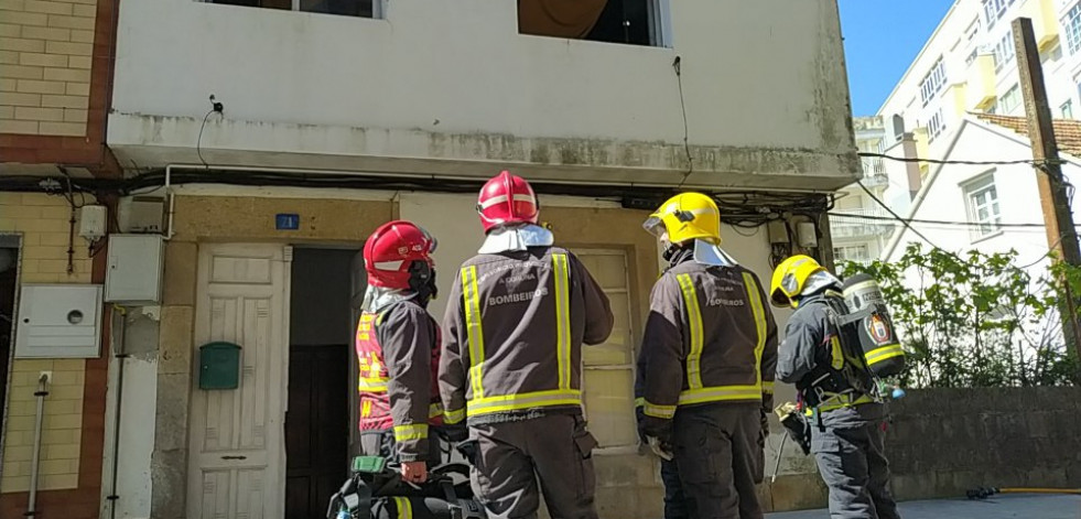 Evacuada una familia de su vivienda de la Avenida da Coruña en Ribeira a causa de un incendio