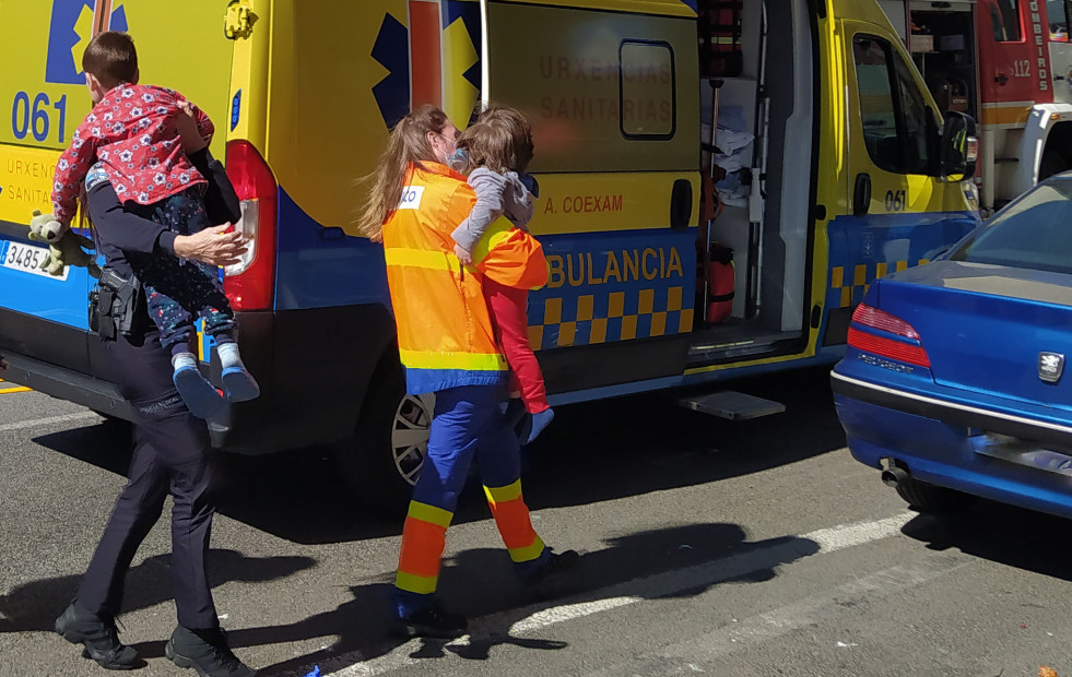 Evacúan al hospital a una familia de Ribeira, con tres menores, por inhalación de humo al incendiarse su casa en la Avenida da Coruña