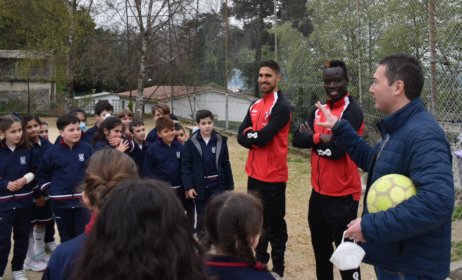 Los jugadores del Arosa Sidibé y Álex Cobo visitan el colegio Filipenses