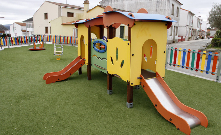 El nuevo parque infantil de As Laxes da descargas de electricidad estática y esto hará el Concello para evitarlas