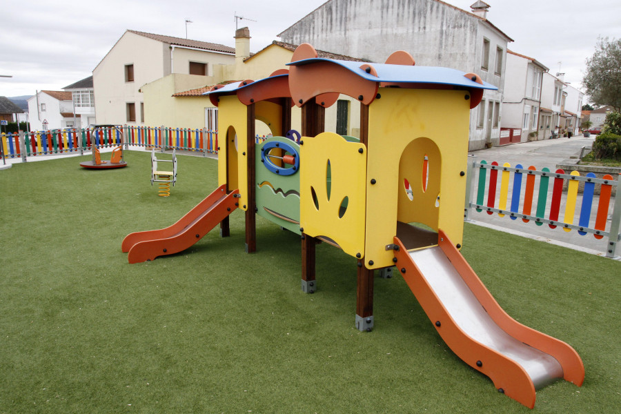 El nuevo parque infantil de As Laxes da descargas de electricidad estática y esto hará el Concello para evitarlas