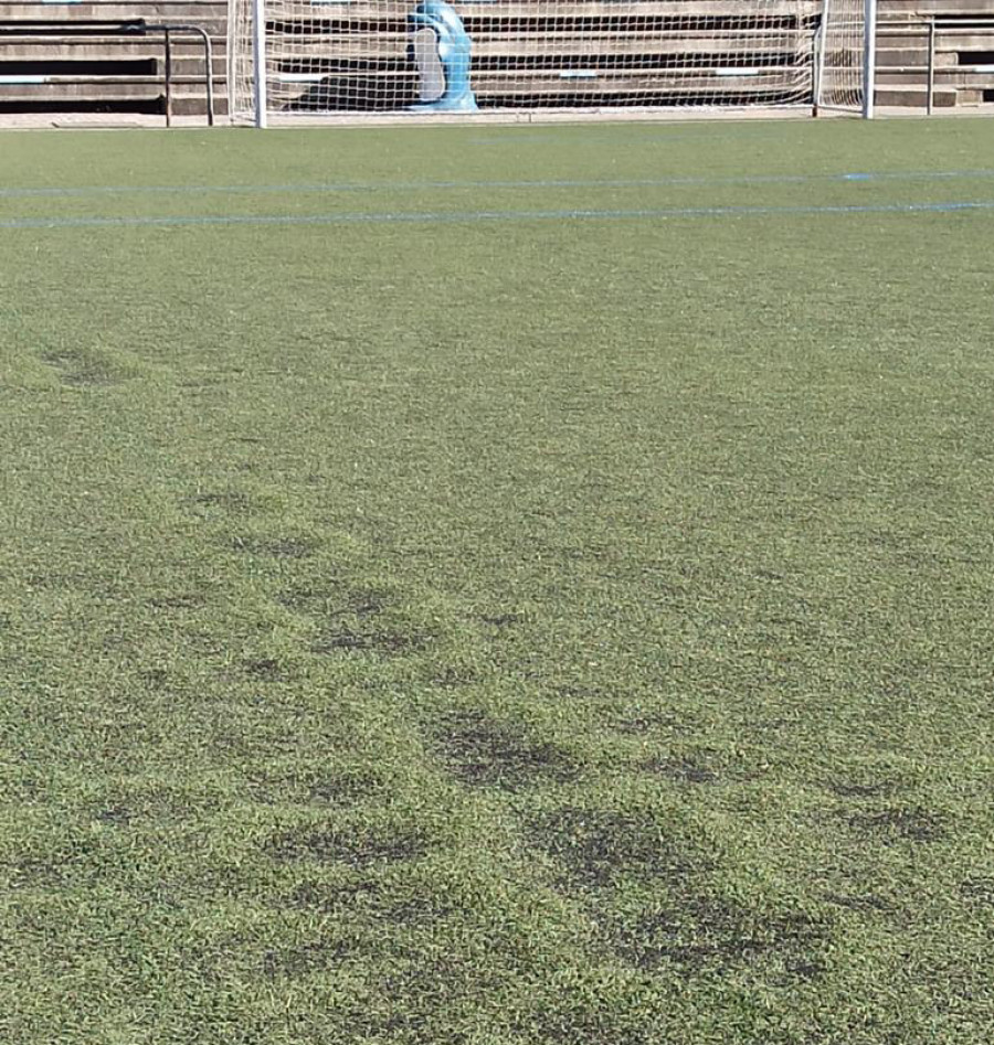 Vicente Mariño reclama la urgente renovación del césped artificial y vestuarios del campo de A Tasca