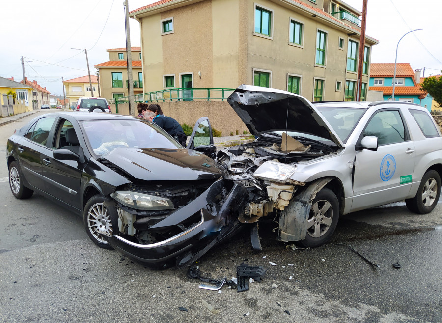 Heridos dos conductores en un accidente de tráfico en la parroquia de Aguiño, en Ribeira
