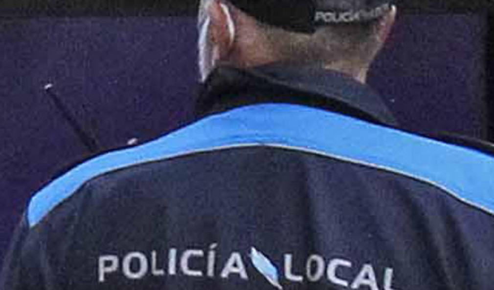 La Policía Local salva la vida de un hombre que se desplomó en plena calle en Vigo