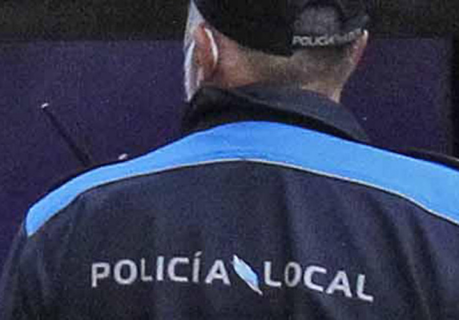 La Policía Local salva la vida de un hombre que se desplomó en plena calle en Vigo