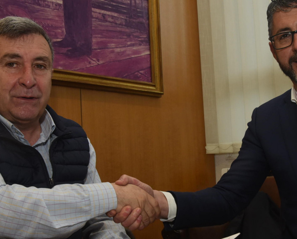 Los alcaldes Manuel Ruiz y Luis Oujo firmaron ayer un convenio  cedida