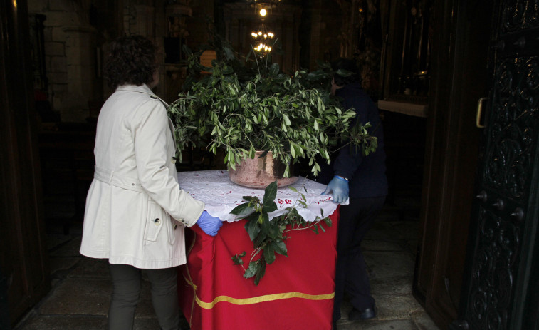 La Semana Santa recupera la normalidad con emblemas como la bendición de ramos en Fefiñáns y Paradela