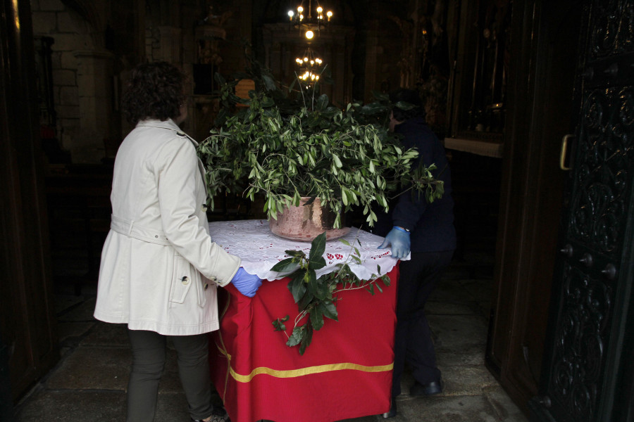 La Semana Santa recupera la normalidad con emblemas como la bendición de ramos en Fefiñáns y Paradela