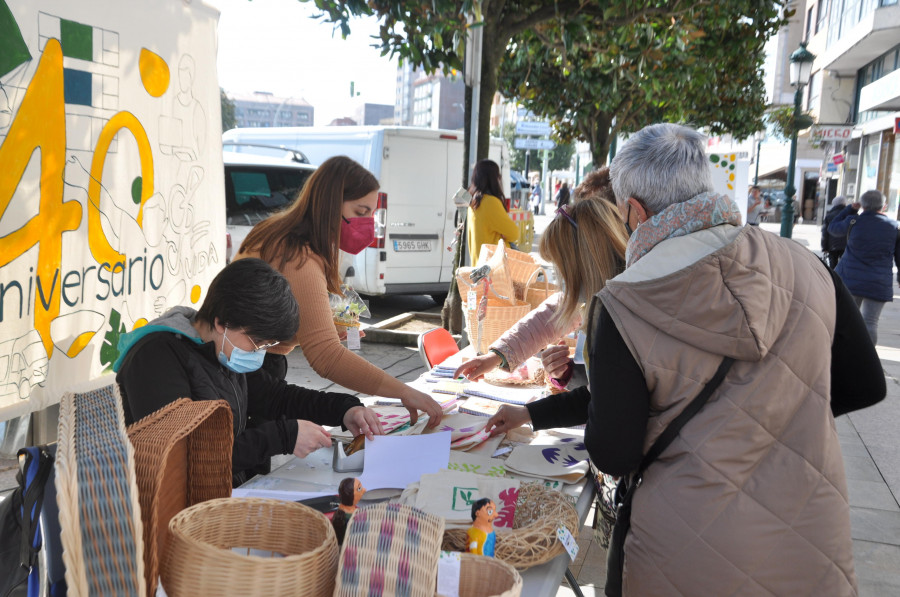 Ambar saca a las calles de Ribeira su feria de artesanía para mostrar el potencial de sus usuarios