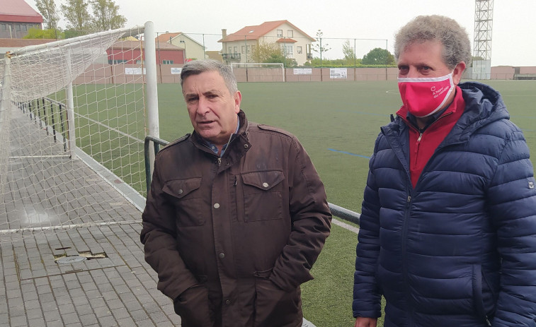 Ribeira prevé licitar en un mes la tercera renovación del césped artificial del campo de A Tasca