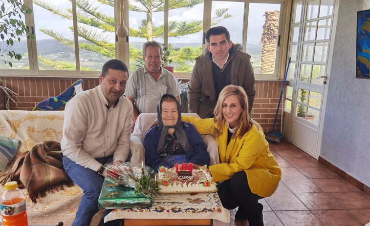 Cuntis felicita a su vecina más longeva con 104 años