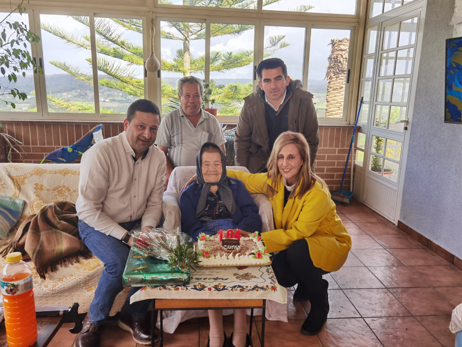 Cuntis felicita a su vecina más longeva con 104 años