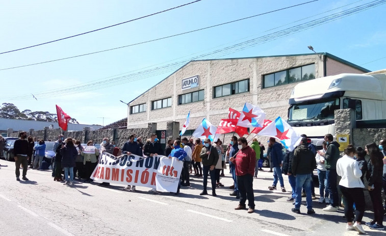 Una protesta ante Atunlo pide la readmisión de los 14 despedidos y denuncia ajustes a otros doce